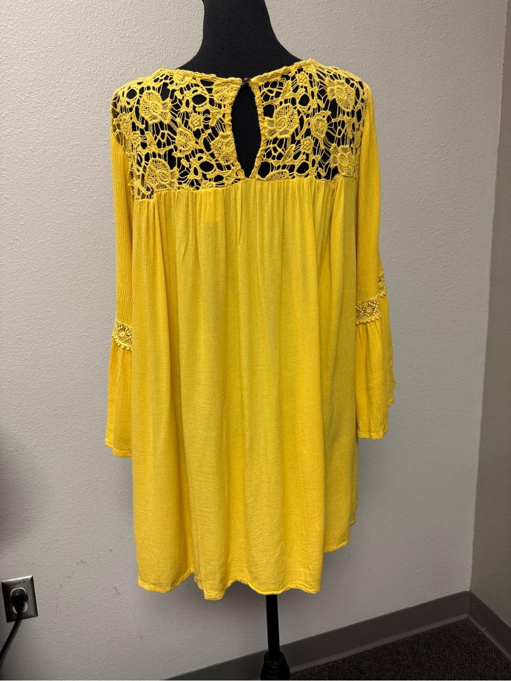 Torrid Yellow Lace Yoke Boho Tunic Dress Bell Sleeve Plus Size 2 2X Floral - Picture 6 of 11